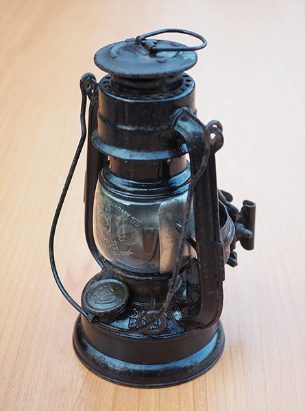 Немецкий велосипедный керосиновый фонарь Feuerhand Super Baby 175, изготовленный около 1941 года. Из коллекции Веломузея Андрея Мятиева.