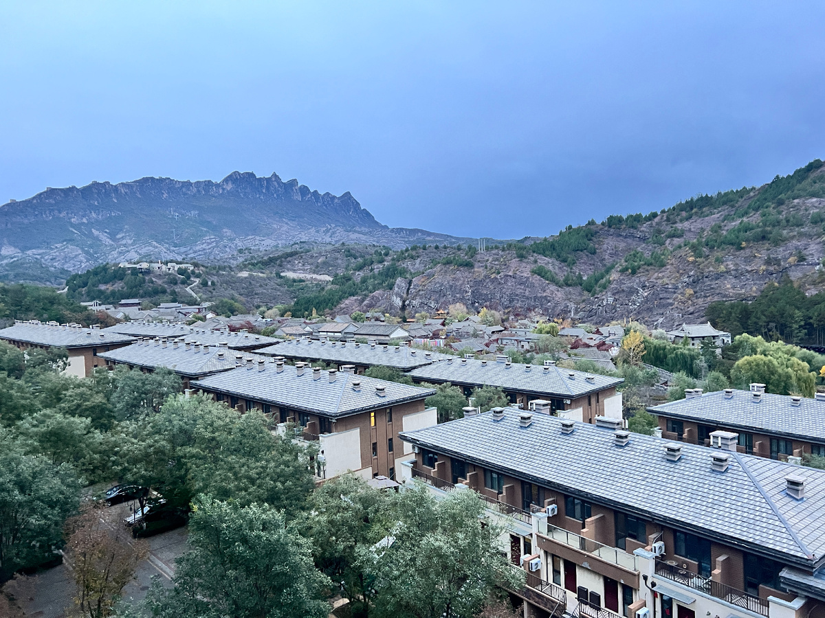 Вид с отеля на Великую китайскую стену