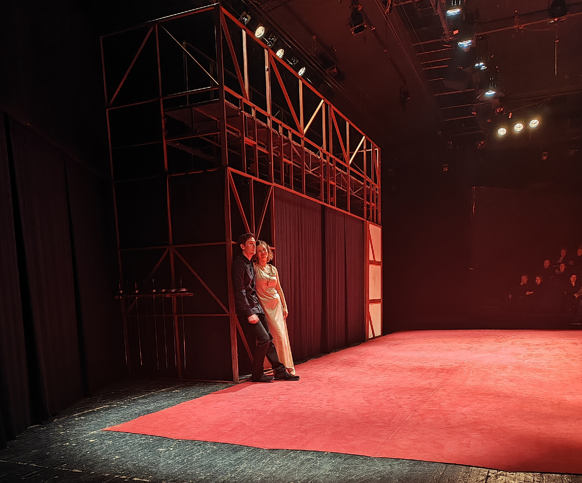 Тайком сфотографировала Офелию и Гамлета. Зрители тоже видны на заднем плане - места спускаются амфитеатром к сцене. Фото автора, да простит меня администрация театра.