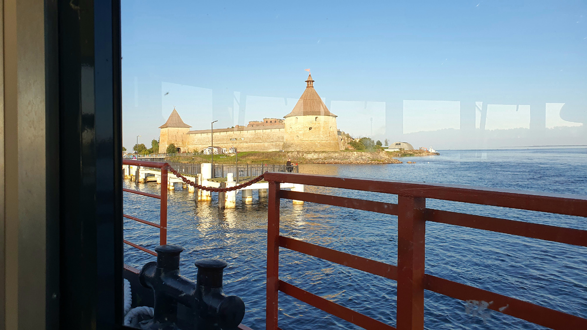 вид на Крепость Оршек с застекленной палубы корабля