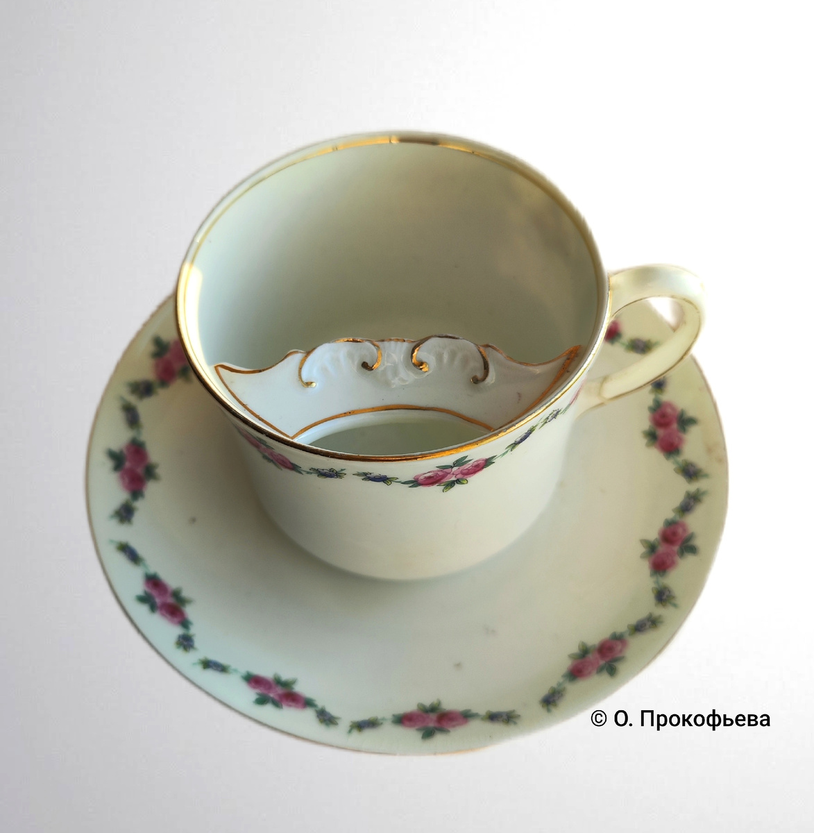 Чашка-мустаж с блюдцем. 1889–1905. Atlas China Co, Ltd. Великобритания. Фарфор. 