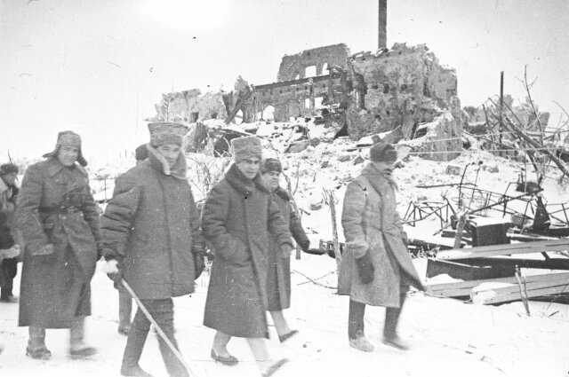    Василий Чуйков (с палкой) и член военного совета генерал-лейтенант Кузьма Акимович Гуров (по левую руку Чуйкова) в районе Сталинграда. Фото: Public Domain