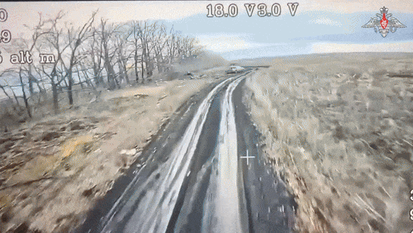    Операторы FPV-дронов бьют врага и поддерживают продвижение наших штурмовиков в глубину обороны//Видео из официального ТГ-канала Минобороны