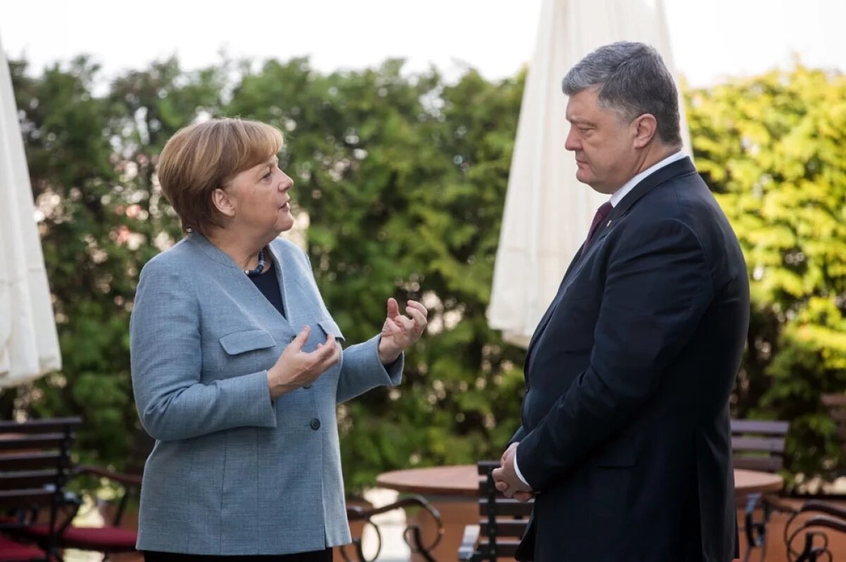    Меркель уговаривала Порошенко сыграть на стороне ЕС, но оба оказались инструментом в руках Вашингтона.