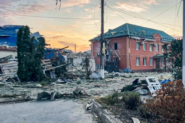 Разрушенные жилые здания в городе Судже во время вторжения украинских войск в Курскую область.    
 
г. Суджа, Курская область, Россия. 7 августа 2024 г. / MIC IZVESTIA / IZ.RU/Reuters   📷
