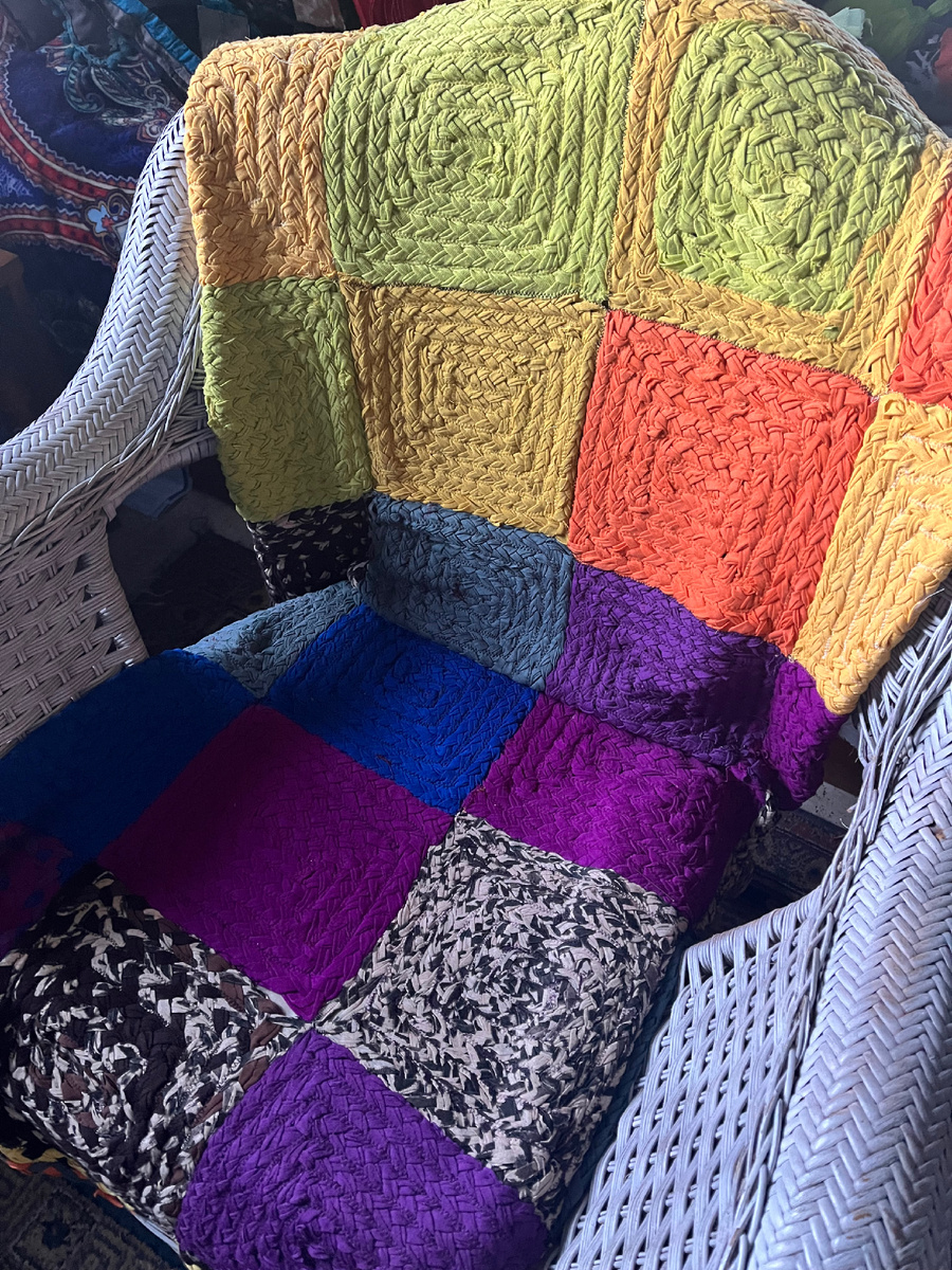 Используется как накидка на кресло. Фото и работа автора канала.