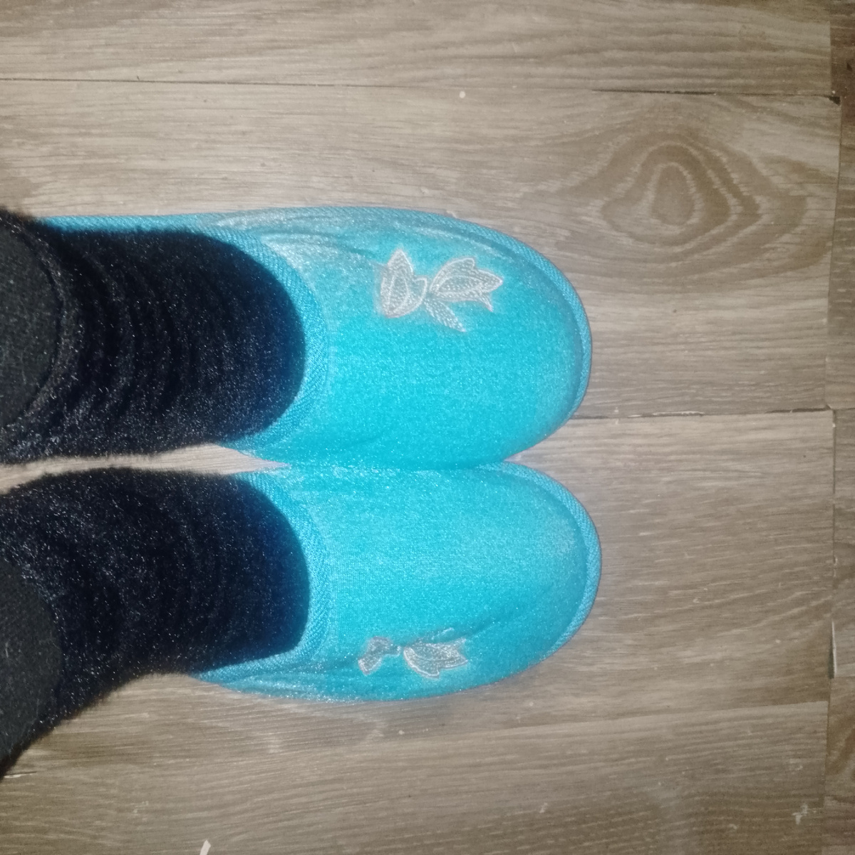 Примеряю тапочки. Очень довольна. Приятные, мягкие теплые и удобные. 