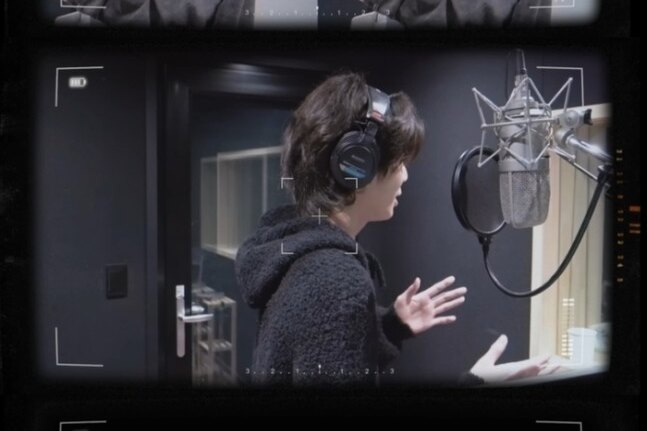     Певец Чон Дон Вон приближается к камбэку: видео со студии звукозаписи