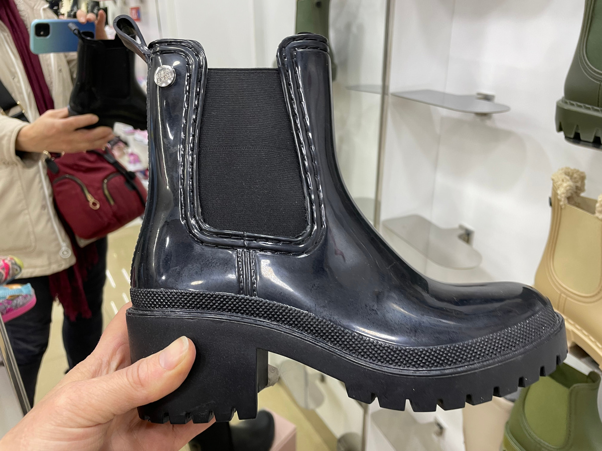 Ну вот как на таких каблуках по пастбищу ходить?