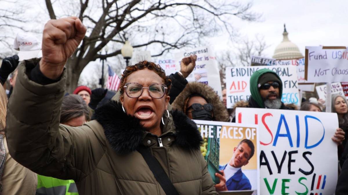    Перед зданием Капитолия собрались протестующие, которые не согласны с решением администрации президента США Дональда Трампа о фактическом закрытии Агентства по международному развитию / Фото: ZUMA / TACC