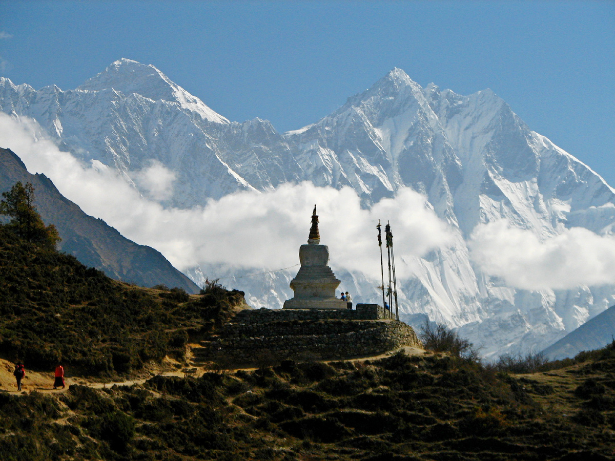 Лхоцзе (справа) и Эверест. На переднем плане - чортен. Фото: McKay Savage