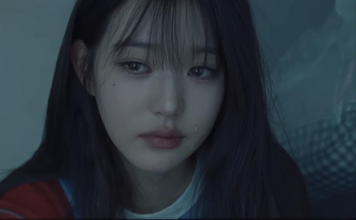 Кадр из клипа на песню "Either way"