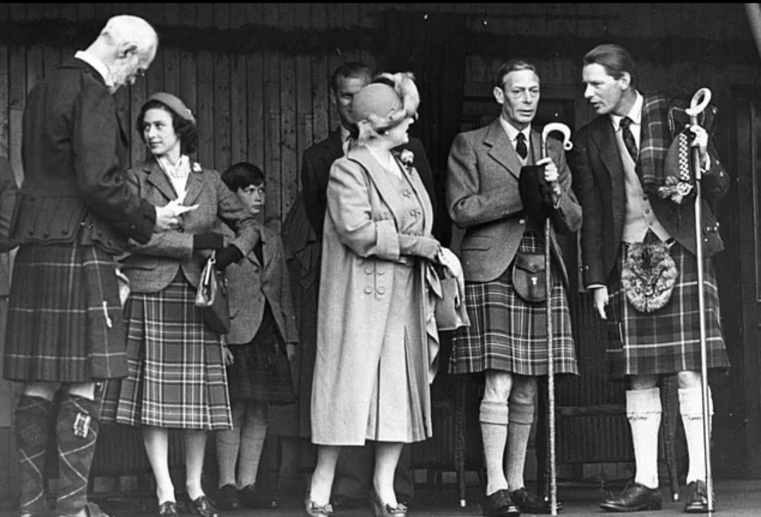 Король Георг никогда не отличался крепким здоровьем. Он перенёс операцию в 1949 году, но на этой фотографии выглядит слабым на играх Braemar Highland в сентябре 1951 года