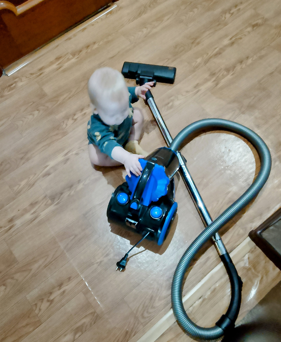 Без помощника никуда - пылесос любимая игрушка, а у меня на телефоне уже можно делать подборку Арсений и пылесос