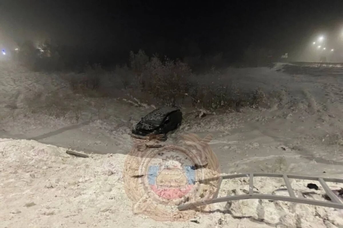    Два человека пострадали при съезде иномарки с дороги в Якутске