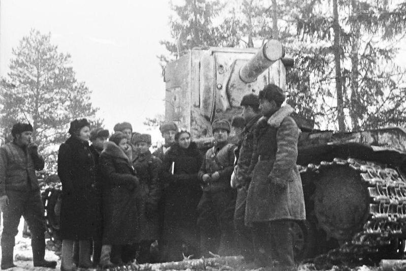 Шефы у танкистов. Танк лейтенанта Хетагурова. (Госкаталог.РФ)