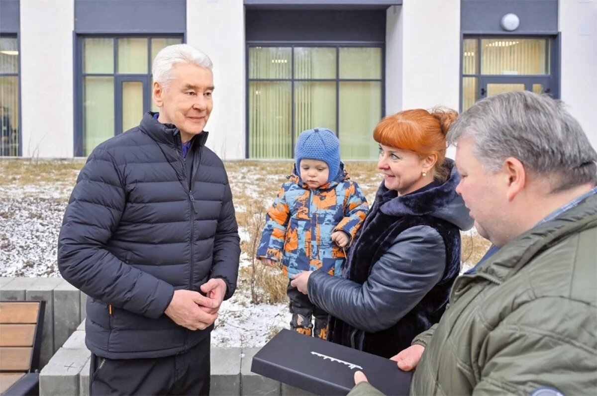    Новосёлы поблагодарили мэра и за новую удобную квартиру, и за роскошный подарок — ключи от новенького «Москвича 3».