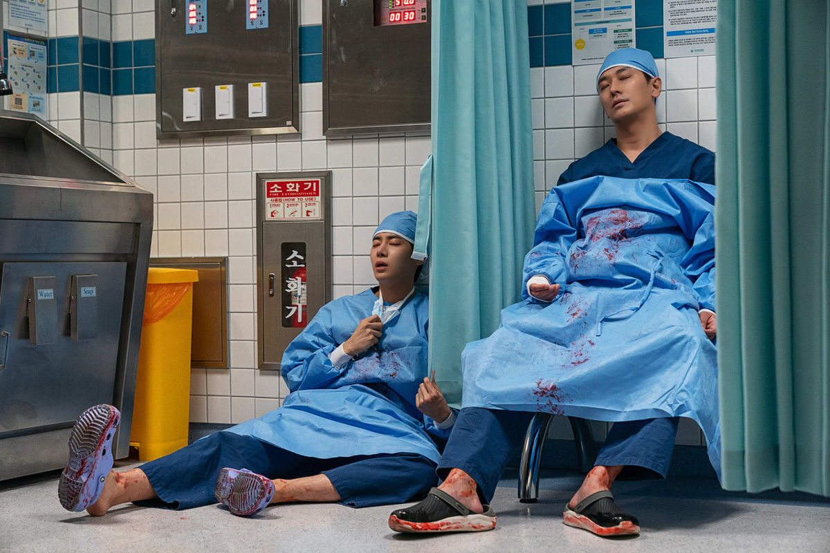 Сцена из «Травматология: Герои по вызову» (Netflix)