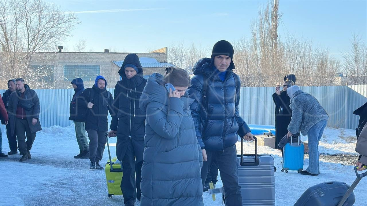 Андрей и Влад с супругой на выходе из аэропорта или вокзала
