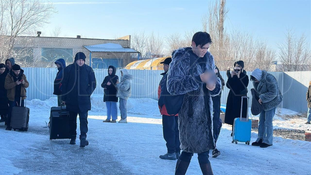 Шепс выходит из аэропорта или вокзала