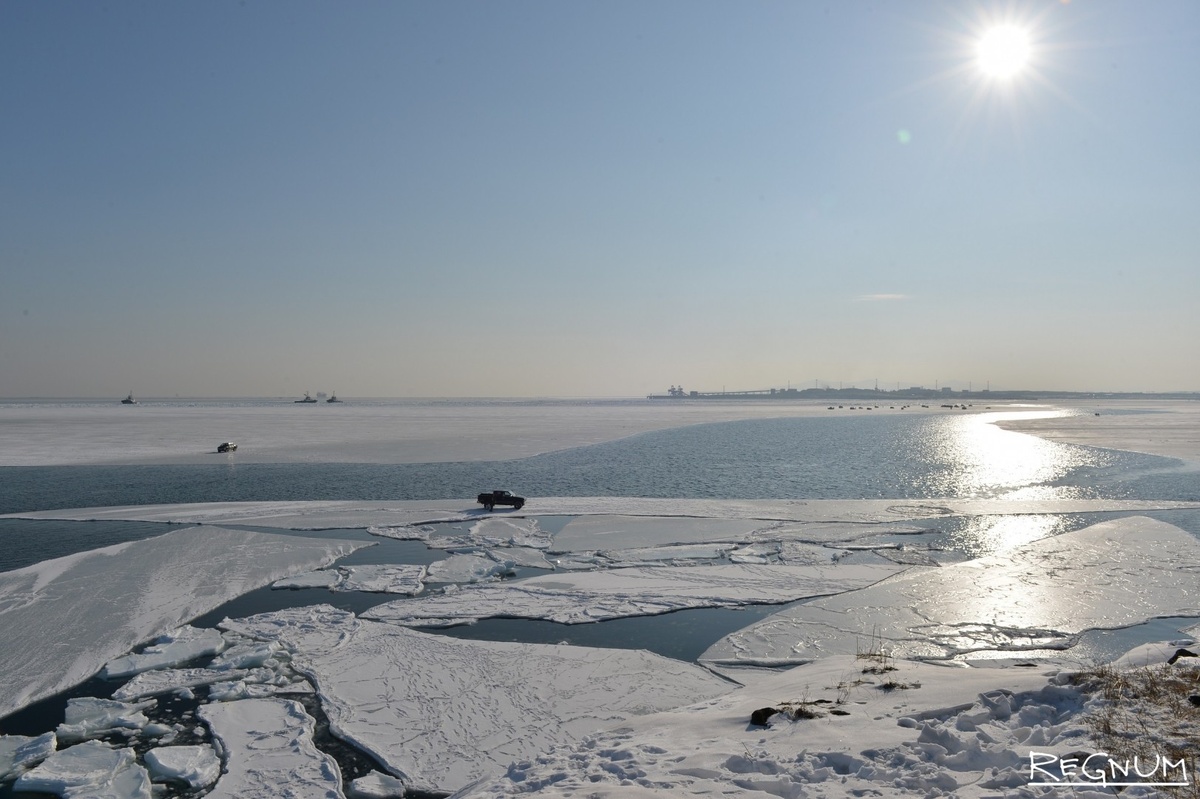    Рыбаки на оторванной льдине / Источник: Ольга Демиденко © ИА REGNUM