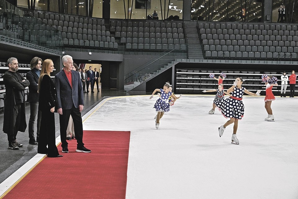    Мэр Москвы осматривает Ледовый дворец. Здесь будут устраивать шоу и тренировать фигуристов. Иван МАКЕЕВ
