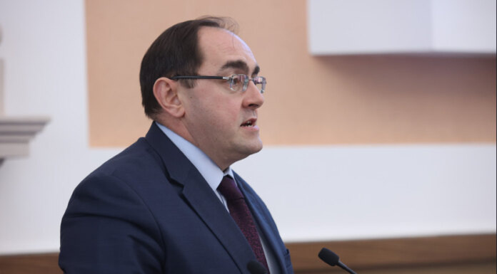    Анатолий Костылевский подвел итоги работы в 2024 году. Фото пресс-службы правительства Новосибирской области