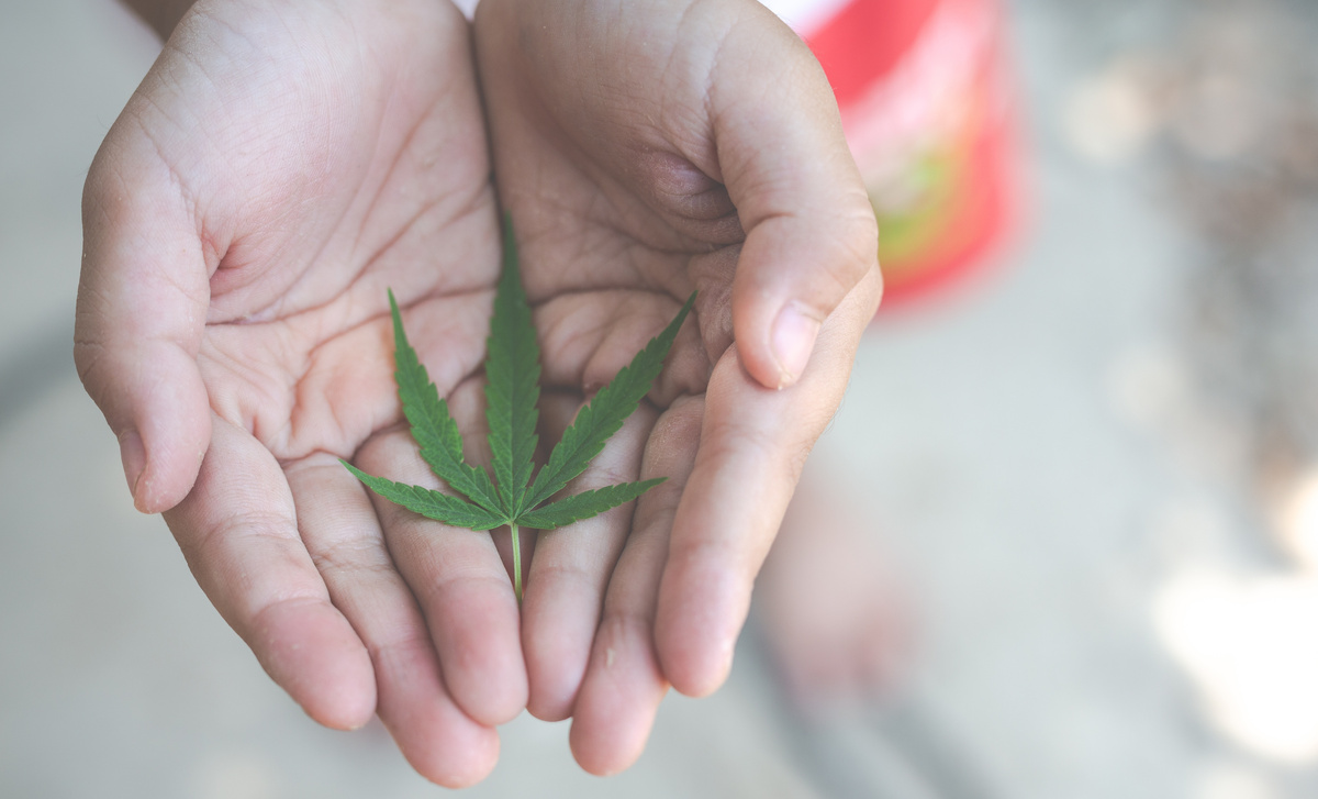 Автор: адвокат Сергей Сороковнин, Контакты: 8-916-061-64-01.

Передача наркотиков незаконна и квалифицируется, как сбыт.  Изображение из freepik.com
