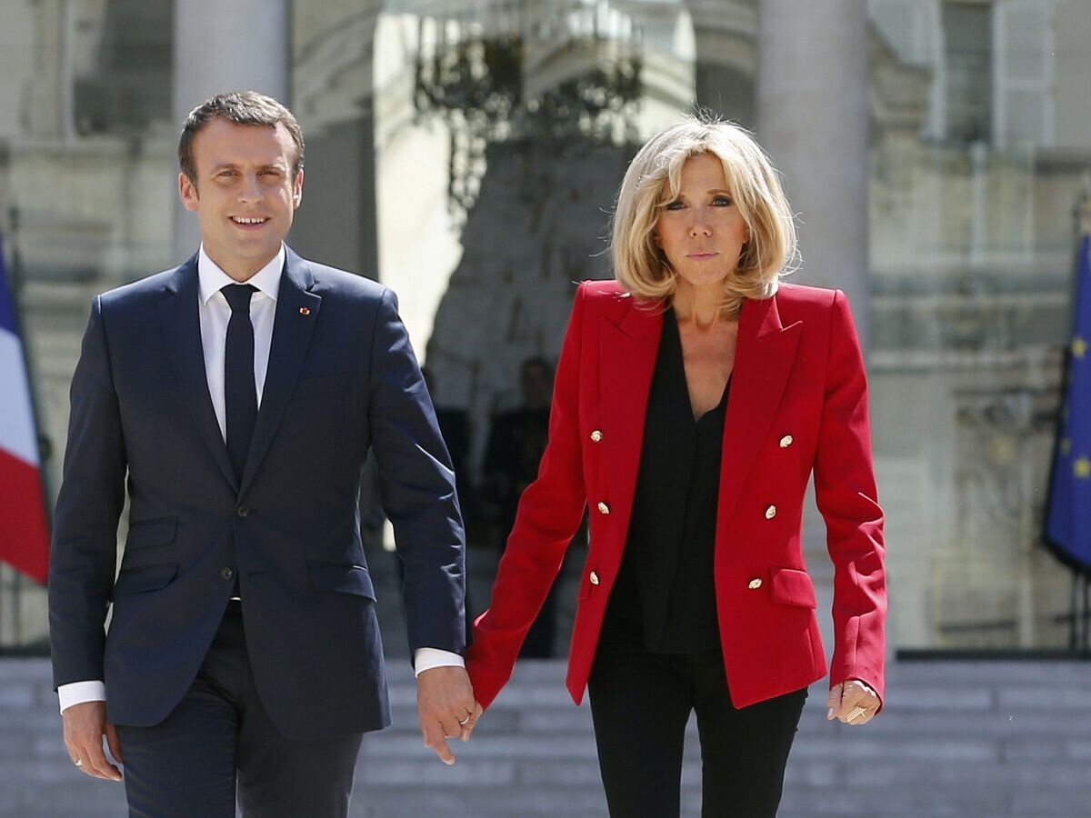 Президент Франции Эммануэль Макрон с супругой Брижит во дворе Елисейского дворца в Париже© AP Photo / Pool/ Thibault Camus