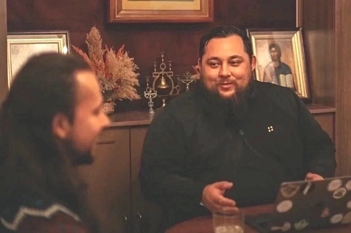    Рясу предпочёл гитаре.