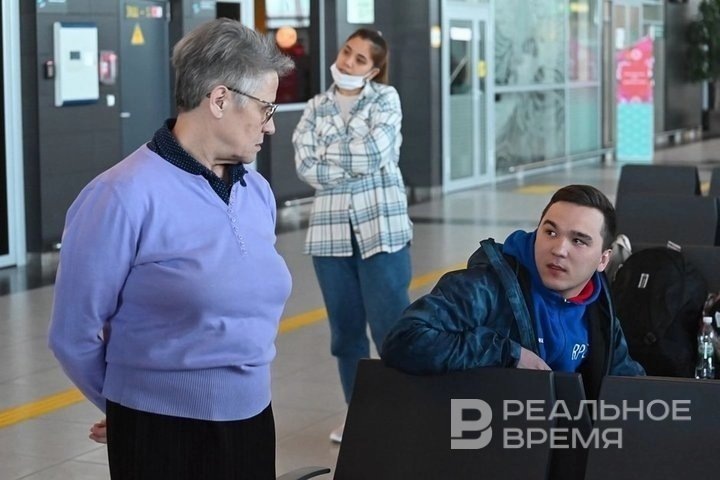 Сафиуллина общается с братом паралимпийца из Альметьевска. Максим Платонов / realnoevremya.ru