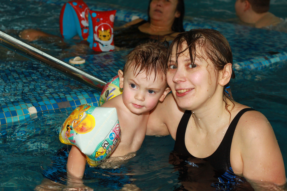 Видна потрепанность на заднем плане. Мозаика облицовки в замазанных дырках.