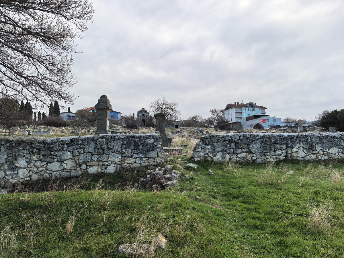 Но есть и другой проход слева, со стороны дороги.