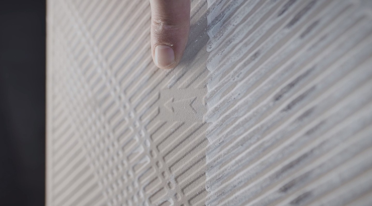 Стрелка на обратной стороны керамогранитной плитки