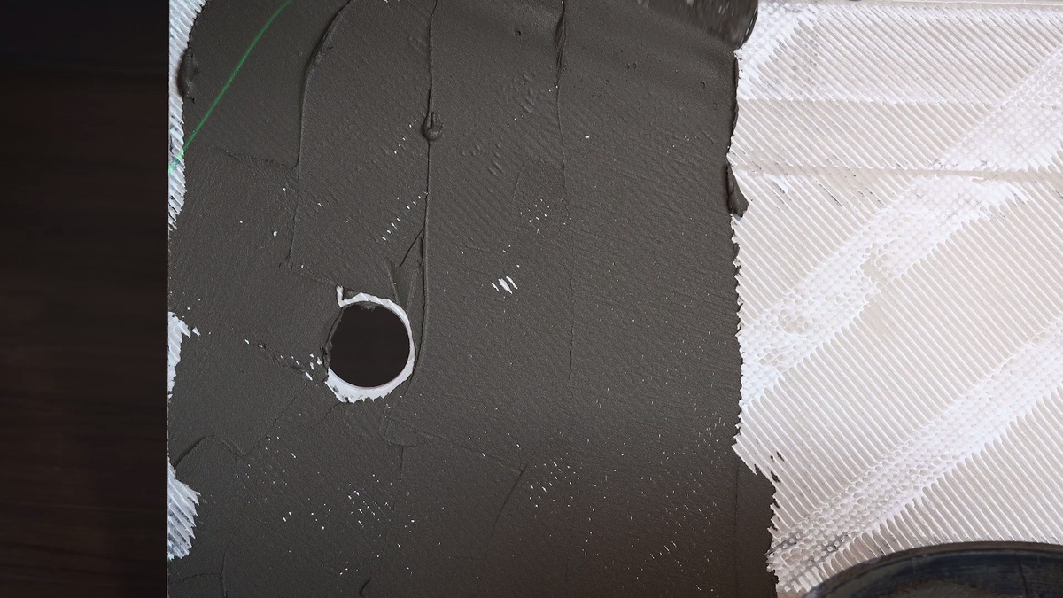 Нанесение плиточного клея на плиту без смывания ангоба