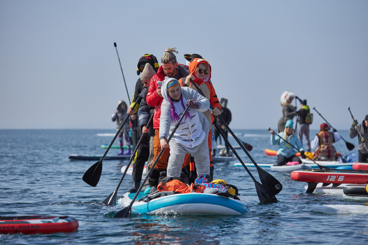 Команда путешествий "Движение" гребет на своем восьмиместном "судне"