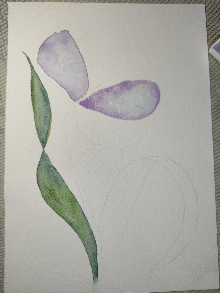 С этой бумагой надо быть аккуратнее, т.к. карандаш практически не стирается даже клячкой так, чтобы не травмировать бумагу. 