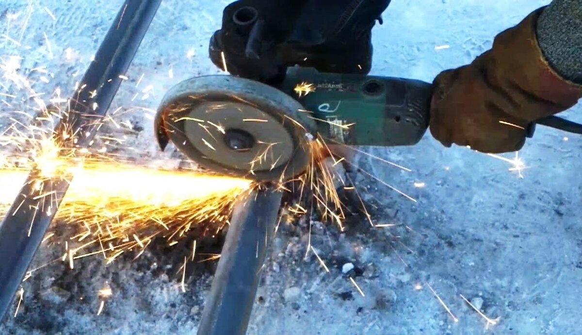 Заснял слесаря во время работы с болгаркой