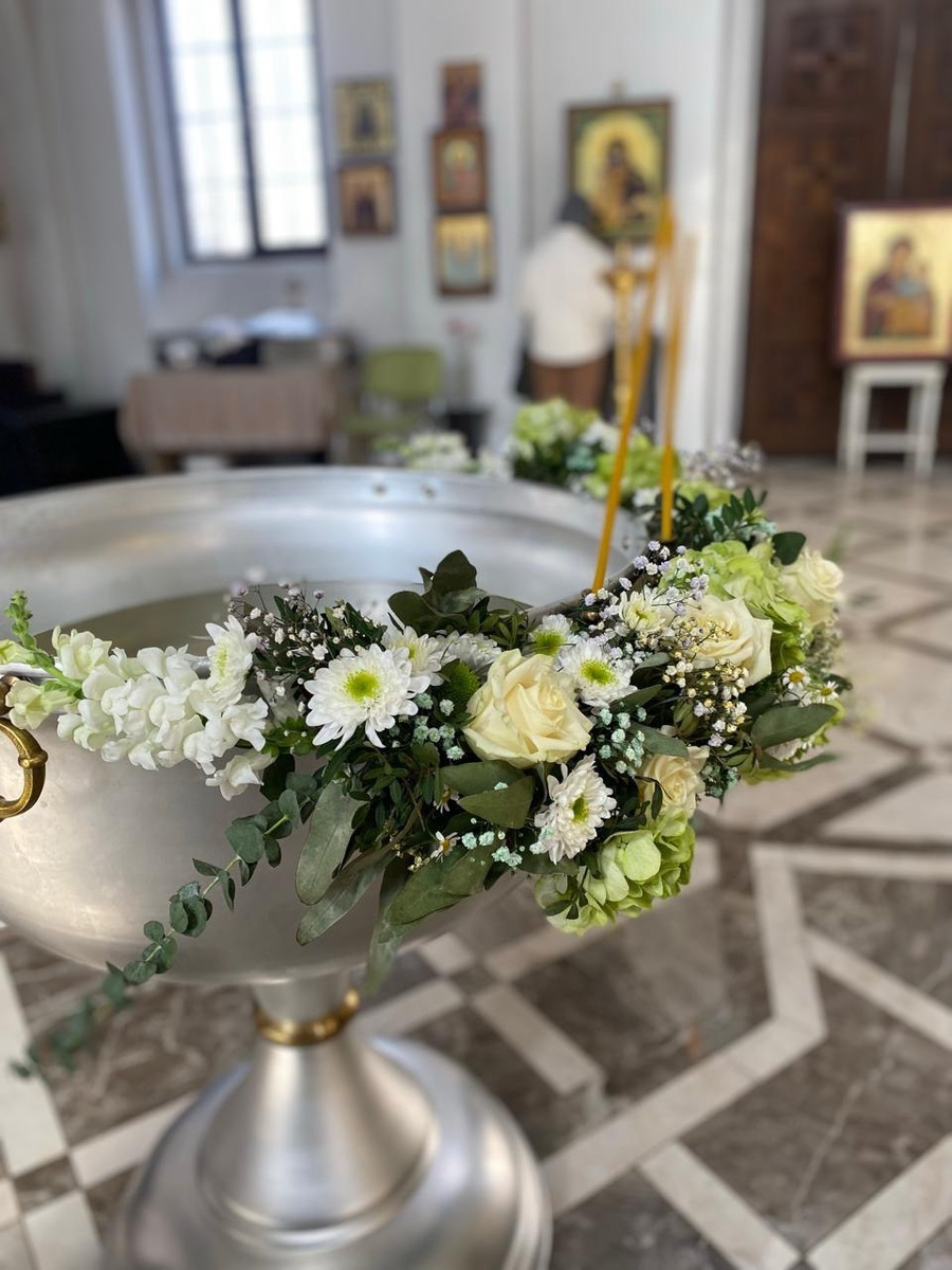 купель, украшенная нашими флористами