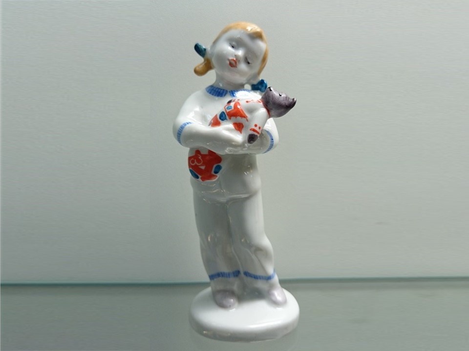 Фото из интернета. ЛФЗ. "Колыбельная" (Девочка с мишкой). ЛФЗ. Скульптор Столбова Г.С.
