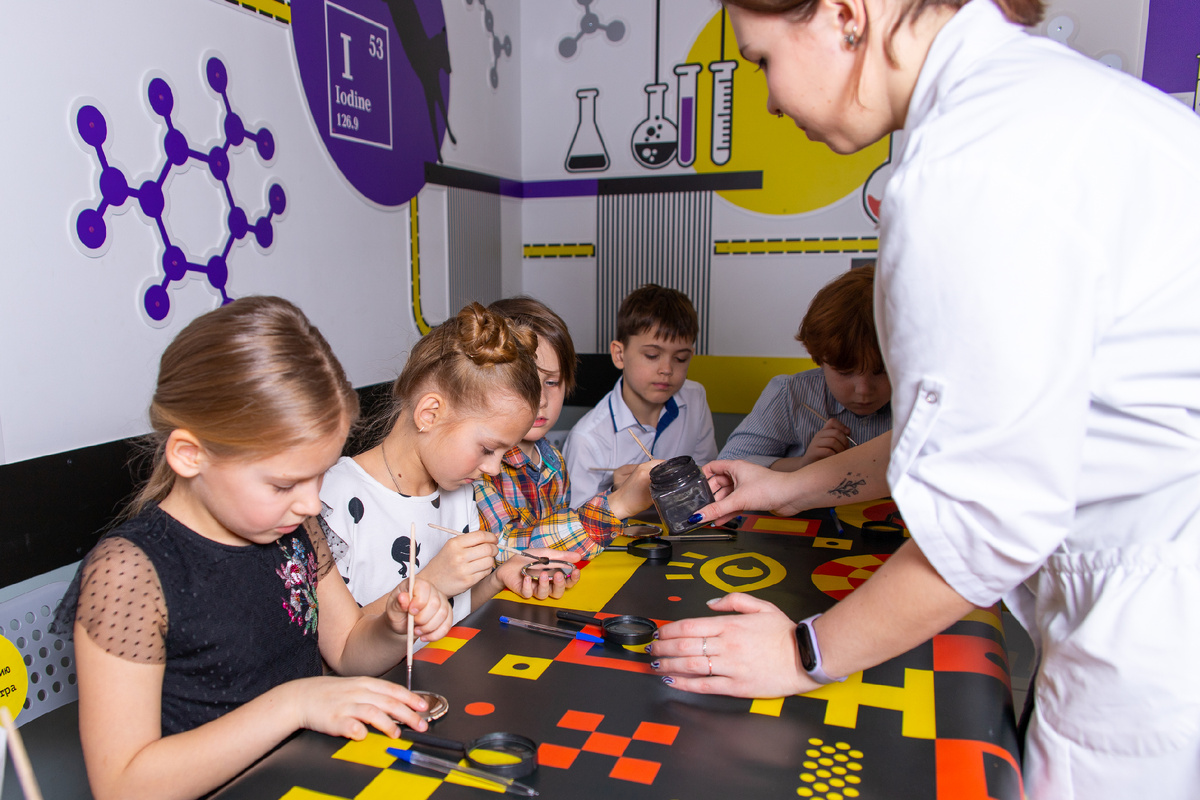 а тут учатся снимать отпечатки пальцев! еще рассказали про особенности характера по линям на пальцах - занимательно :D