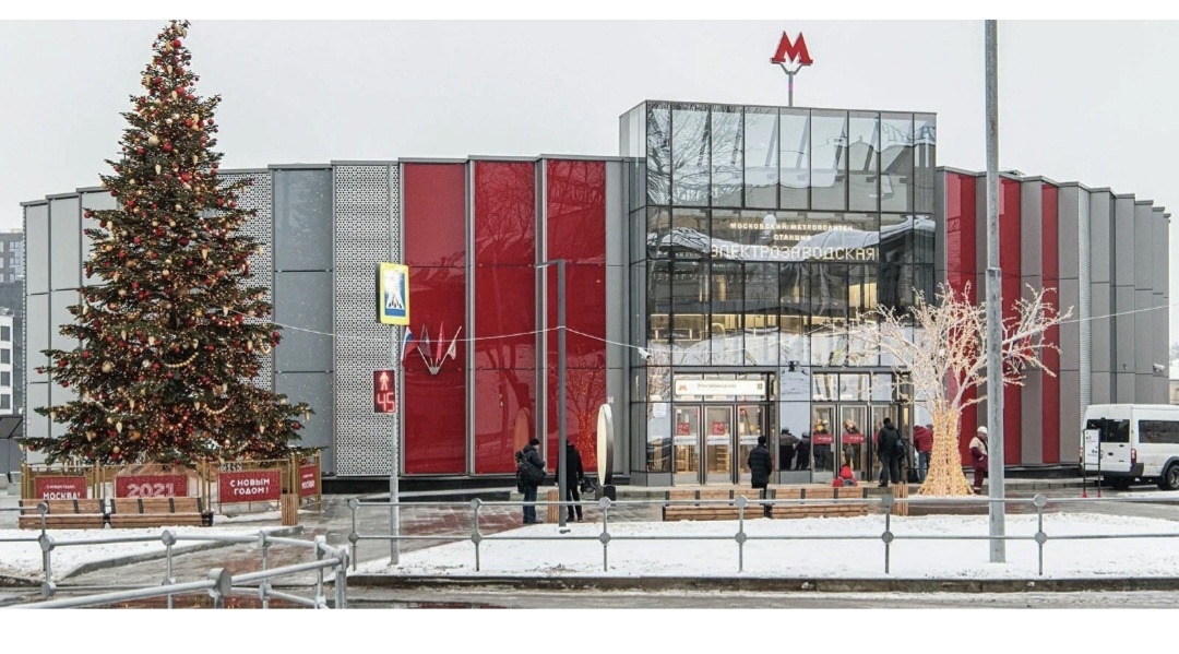 Метро. Та самая елка.