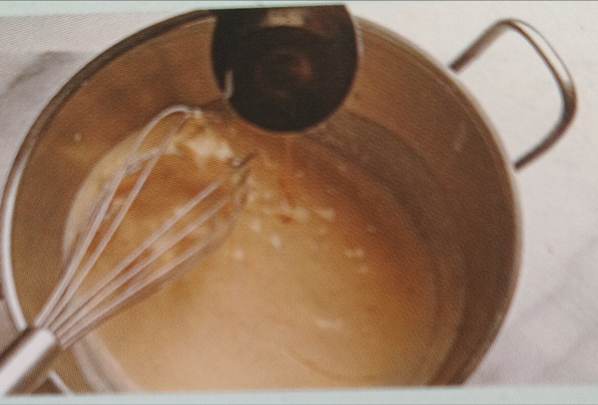 Растворённый желатин не добавляют к холодной массе, поскольку это чревато образованием комочков. В случае появления комков нужно повторно разогреть массу.