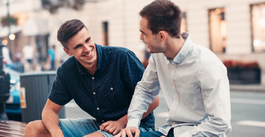 парни разговаривают