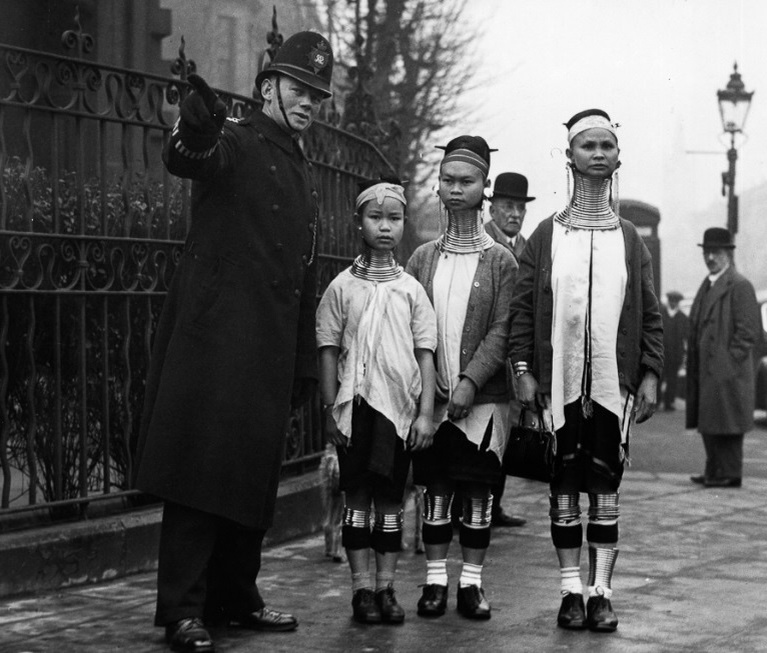 Женщины-жирафы в Лондоне. 1935 год.