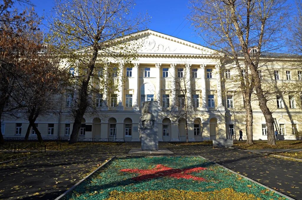 Главное здание. Остоженка, 38  МГЛУ им. Мориса Терезы