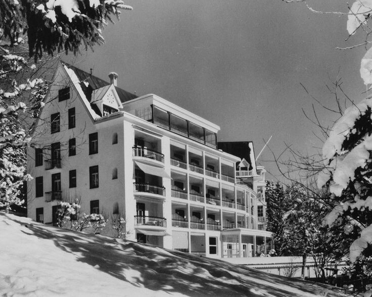 Здание санатория, в каждом номере - балкон, на котором нужно лежать. И дышать.