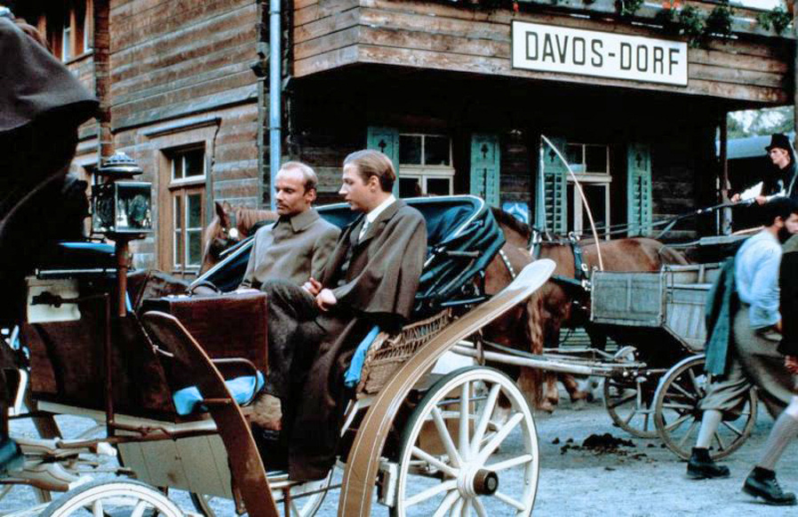 Ханс Касторп приехал, его встречает его кузен Йоахим Цимсен.