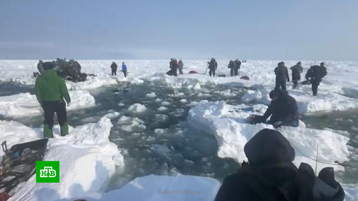    Около 300 рыбаков на оторвавшейся льдине спасают в Сахалинской области
