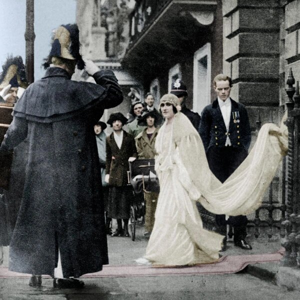 Леди Елизавета Боуз-Лайон по пути на свою свадьбу с принцем Альбертом в Вестминстерском аббатстве, 26 апреля 1923
